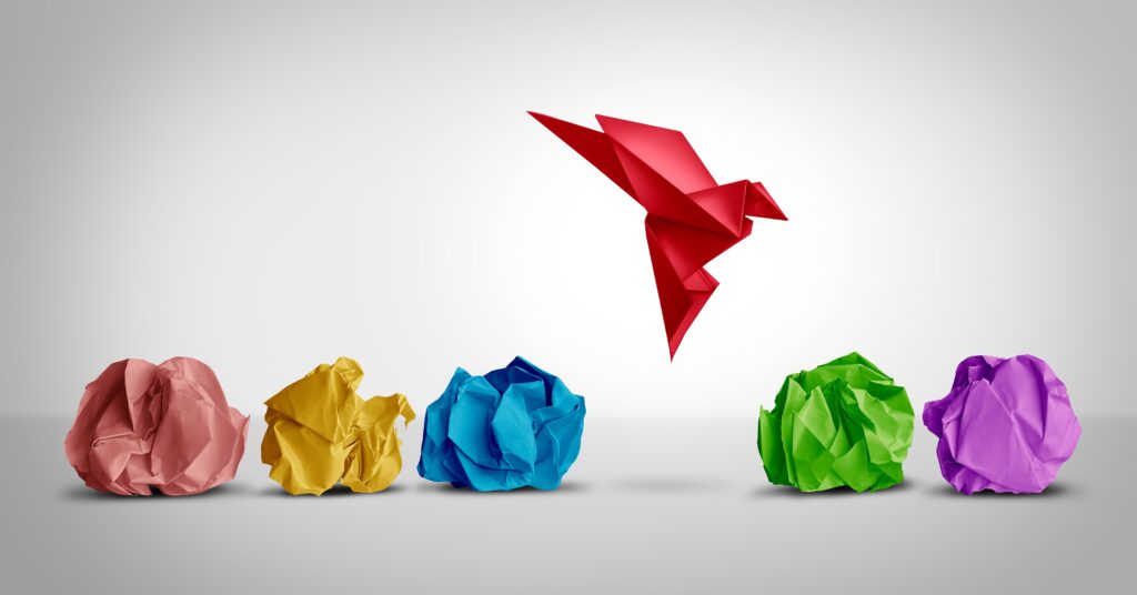 photo de 6 avions en papier dont 1 qui se démarque en rouge pour représenter l'impact de la culture d'entreprise