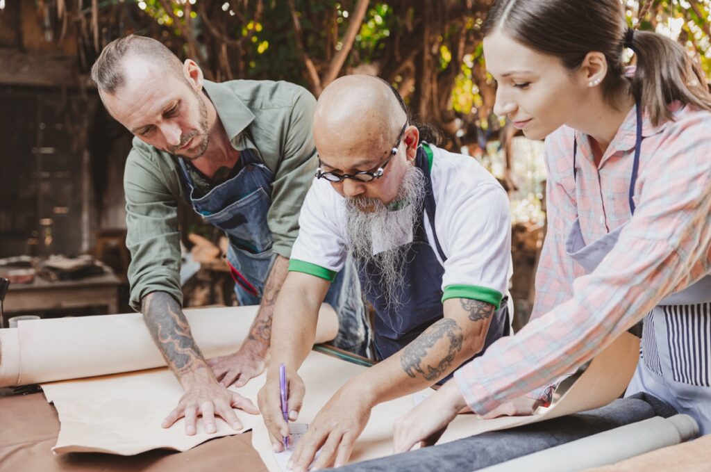 3 collaborateurs. qui travaillent en équipe